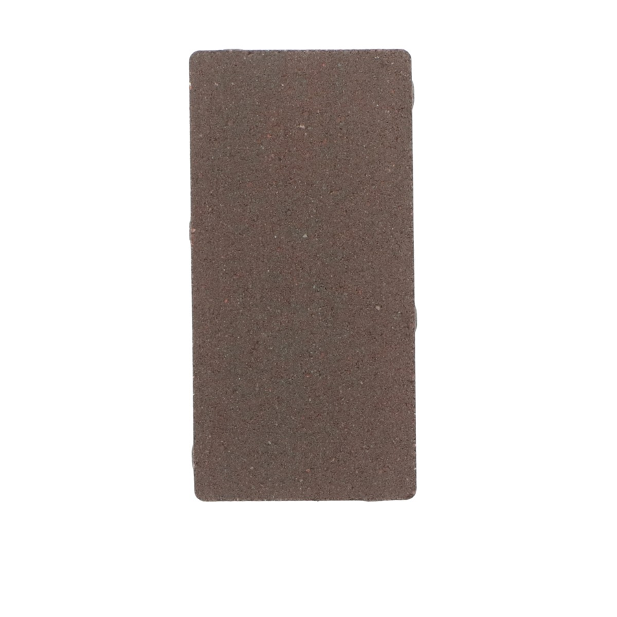 Boven aanzicht van een betonstraatsteen met een roodbruine kleur en natuursteenlook, rechthoekig van vorm, met een licht ruwe textuur. De afbeelding toont de steen in een neutrale belichting, geschikt voor gebruik in bestrating.