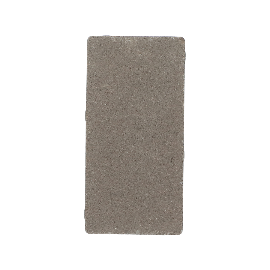 Straatbeeld met betonstenen gelegd in een verband. De stenen hebben een egale kleur en een fijne textuur, geschikt voor een strakke bestrating.