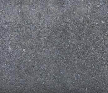 Betonnen trottoirband met uitgewassen deklaag, ideaal voor veilige en duurzame afbakening tussen rijbaan en trottoir in de openbare ruimte.