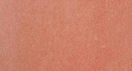 Betonstraatsteen met een natuursteenlook, rechthoekig van vorm, met een licht ruwe textuur. De afbeelding toont de steen in een neutrale belichting, geschikt voor gebruik in bestrating.