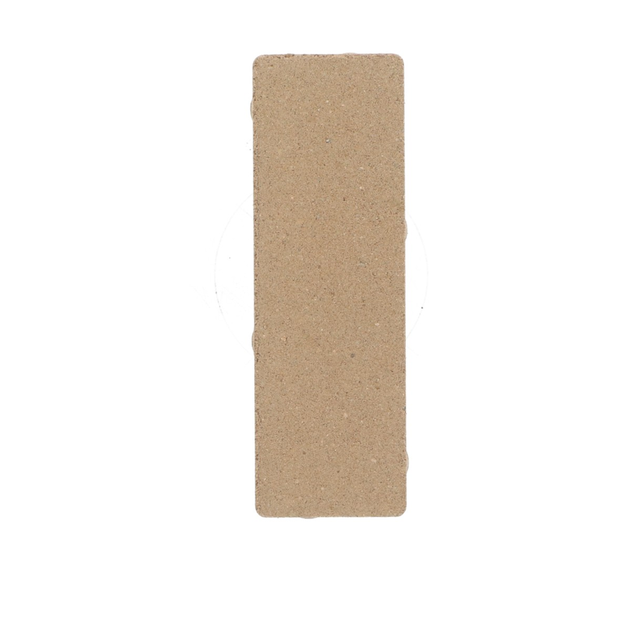 Straatbeeld met betonstenen gelegd in een verband. De stenen hebben een egale kleur en een fijne textuur, geschikt voor een strakke bestrating.
