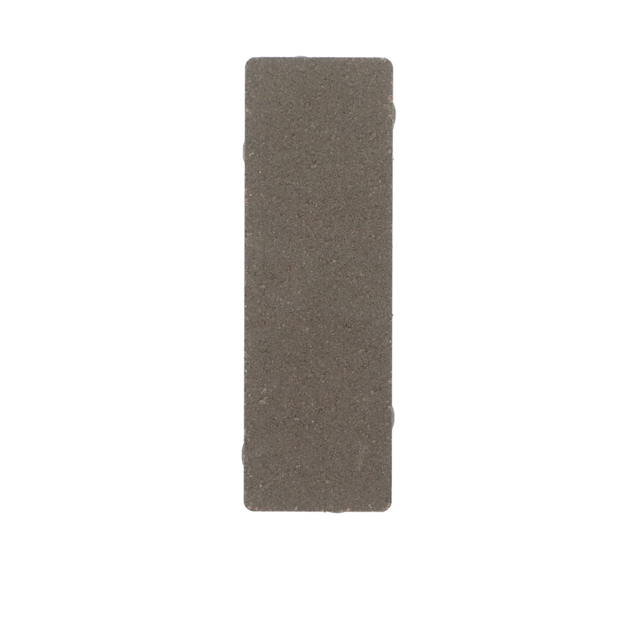 Boven aanzicht van een betonstraatsteen met een bruine kleur en natuursteenlook, rechthoekig van vorm, met een licht ruwe textuur. De afbeelding toont de steen in een neutrale belichting, geschikt voor gebruik in bestrating.