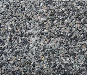 Betonnen scheidingsband met schuine zijvlakken, gebruikt voor visuele en fysieke afbakening van wegdelen op gelijke hoogte.