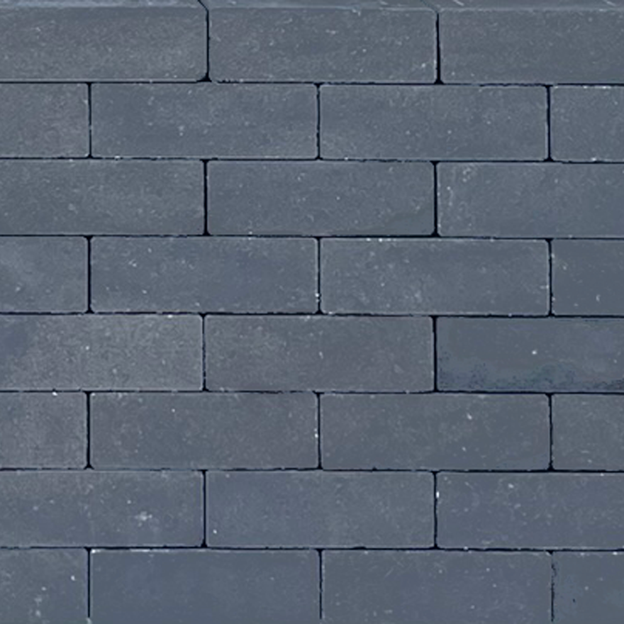 Betonstraatsteen met een natuursteenlook, rechthoekig van vorm, met een licht ruwe textuur. De afbeelding toont de steen in een neutrale belichting, geschikt voor gebruik in bestrating.