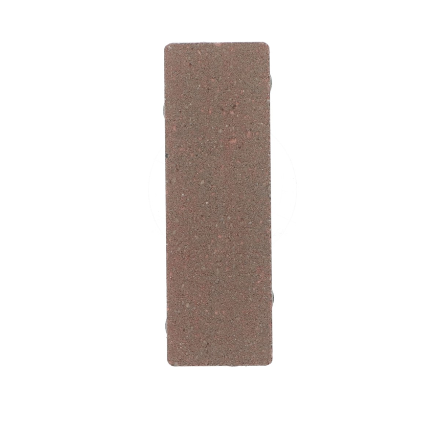 Boven aanzicht van een betonstraatsteen met een roodbruine kleur en natuursteenlook, rechthoekig van vorm, met een licht ruwe textuur. De afbeelding toont de steen in een neutrale belichting, geschikt voor gebruik in bestrating.