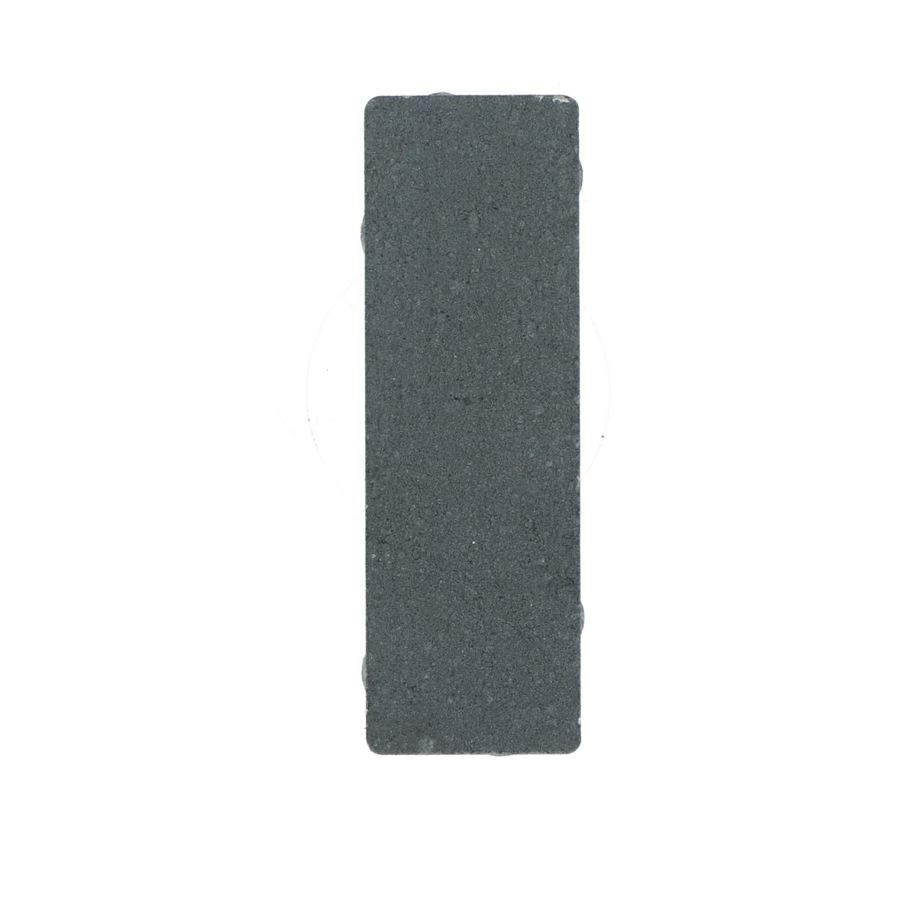 Boven aanzicht van een betonstraatsteen met een antraciete kleur en natuursteenlook, rechthoekig van vorm, met een licht ruwe textuur. De afbeelding toont de steen in een neutrale belichting, geschikt voor gebruik in bestrating.