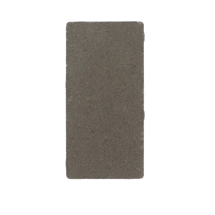 Boven aanzicht van een betonstraatsteen met een bruine kleur en natuursteenlook, rechthoekig van vorm, met een licht ruwe textuur. De afbeelding toont de steen in een neutrale belichting, geschikt voor gebruik in bestrating.
