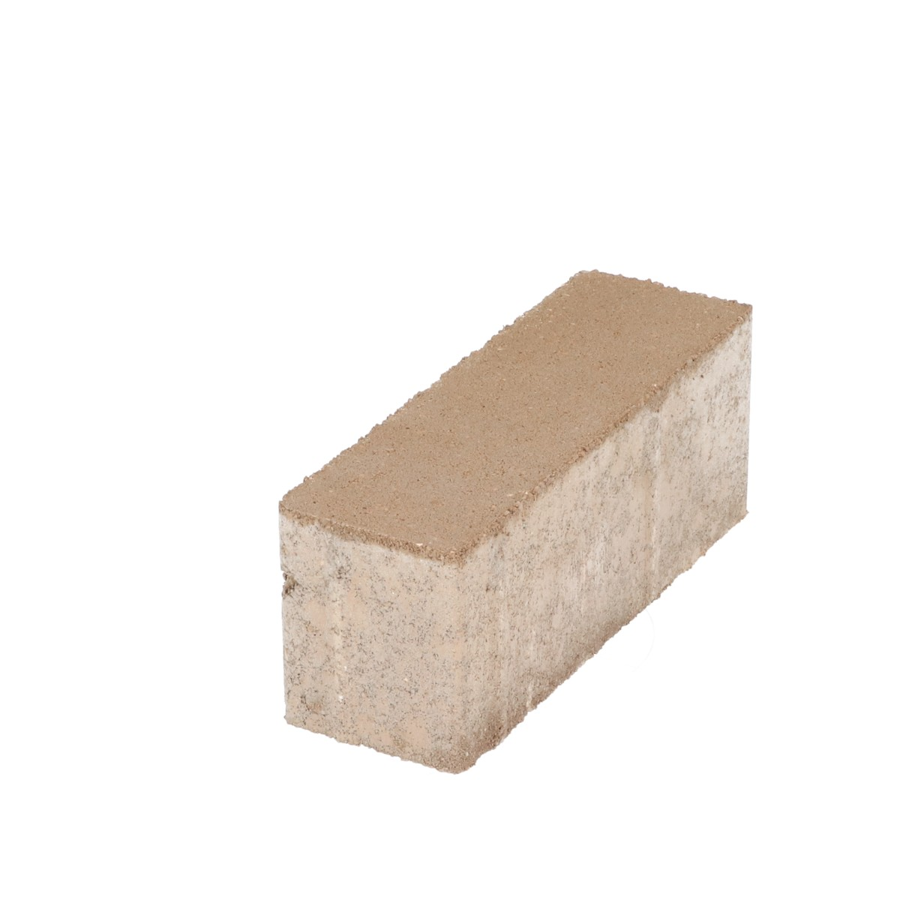 Boven zijaanzicht van een betonstraatsteen met een geel/bruine kleur en natuursteenlook, rechthoekig van vorm, met een licht ruwe textuur. De afbeelding toont de steen in een neutrale belichting, geschikt voor gebruik in bestrating.