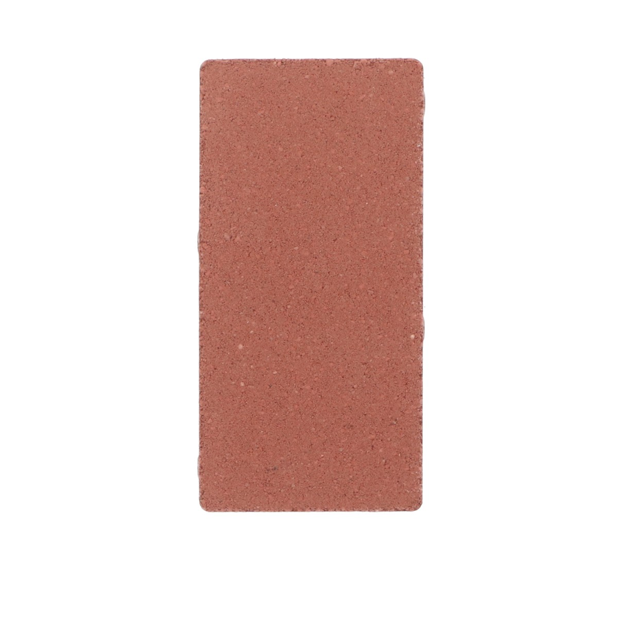 Boven aanzicht van een betonstraatsteen met een diep rode kleur en natuursteenlook, rechthoekig van vorm, met een licht ruwe textuur. De afbeelding toont de steen in een neutrale belichting, geschikt voor gebruik in bestrating.