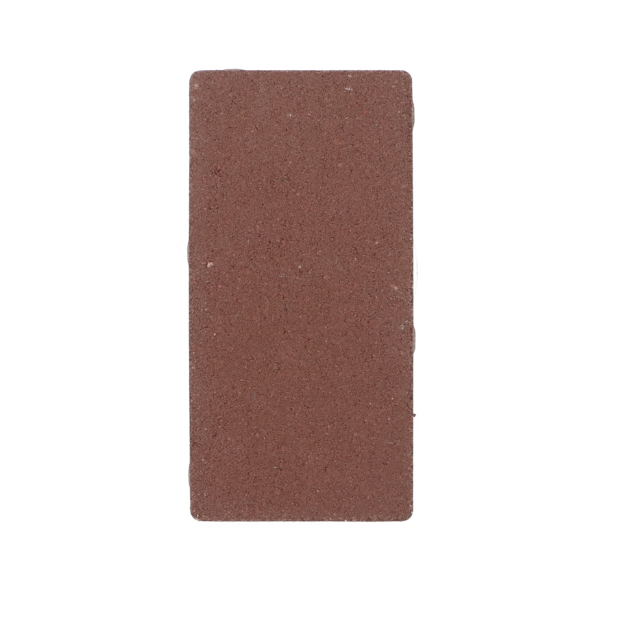 Boven aanzicht van een betonstraatsteen met een rode kleur en natuursteenlook, rechthoekig van vorm, met een licht ruwe textuur. De afbeelding toont de steen in een neutrale belichting, geschikt voor gebruik in bestrating.