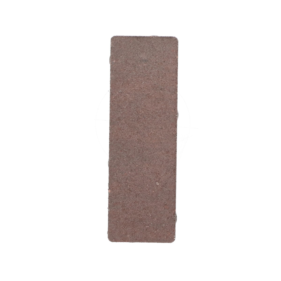 Boven aanzicht van een betonstraatsteen met een rood-bruine kleur en natuursteenlook, rechthoekig van vorm, met een licht ruwe textuur. De afbeelding toont de steen in een neutrale belichting, geschikt voor gebruik in bestrating.